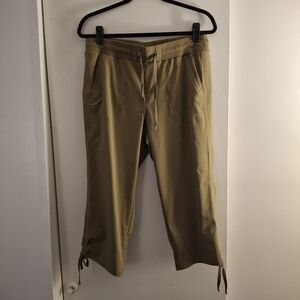 Attyre Women's Olive Cropped Joggers